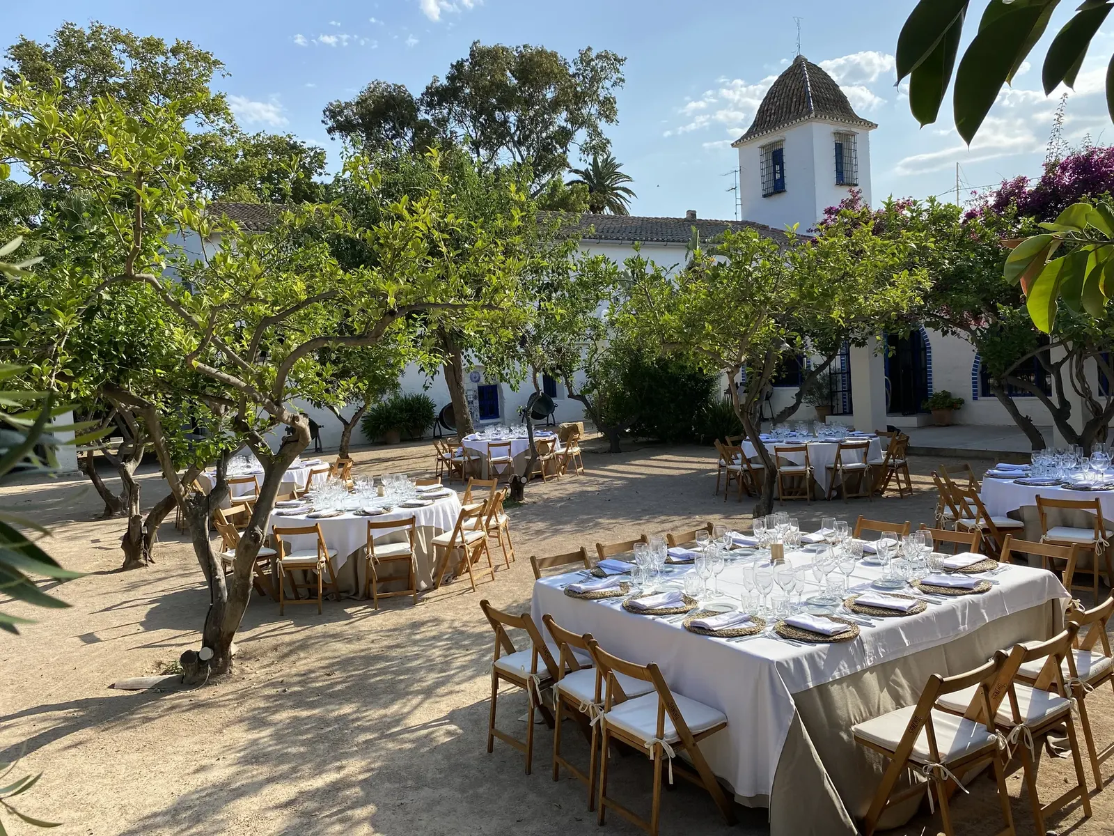 Mesa preparada para una boda en un espacio singular de Valencia