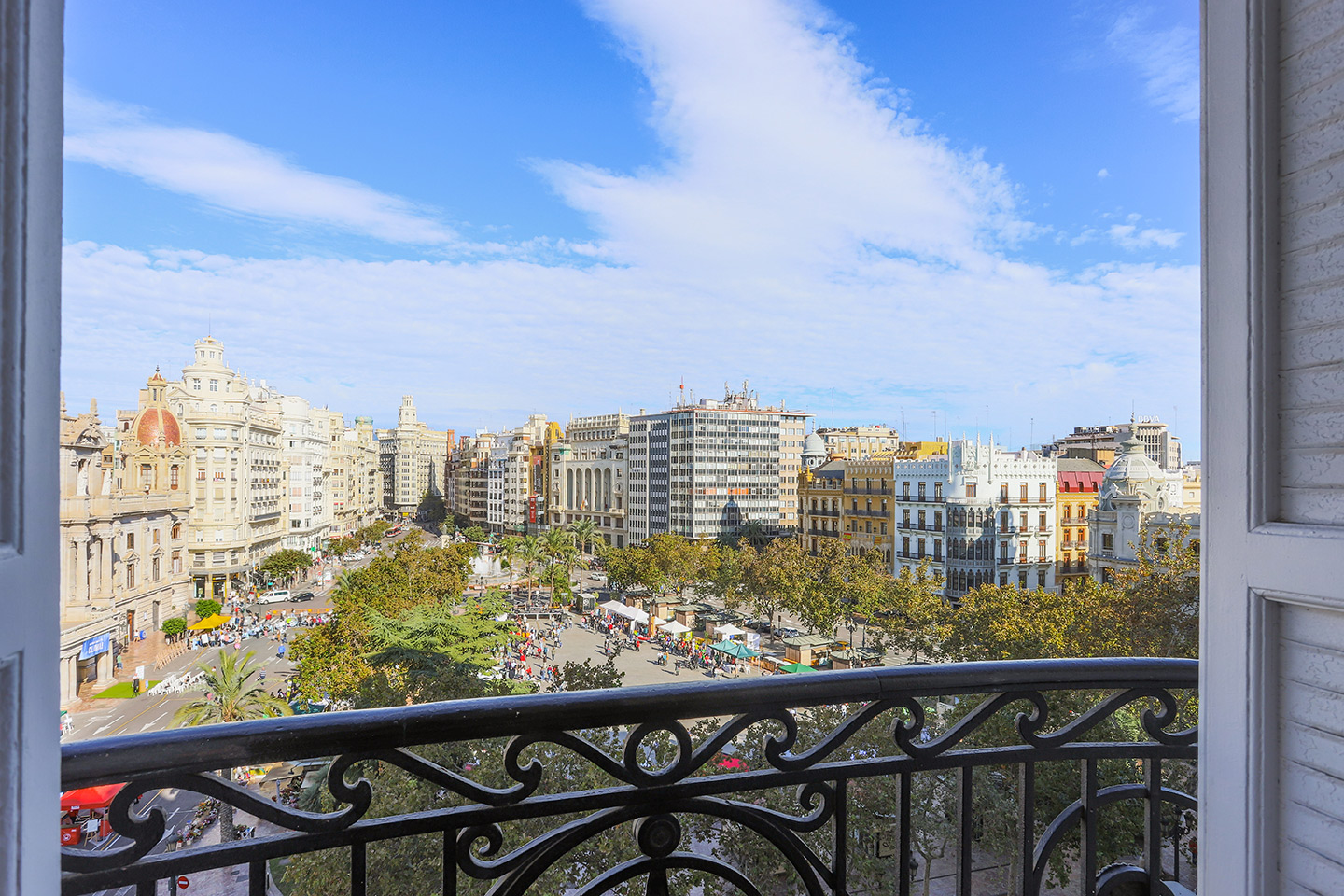 Vista de la Plaza del Ayuntamiento de Valencia desde un balcón